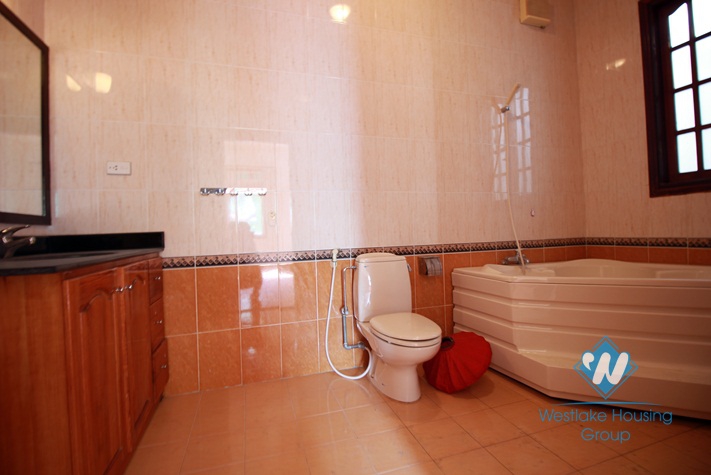 Unfurnished house with large courtyardfor rent in Tay Ho, Hanoi